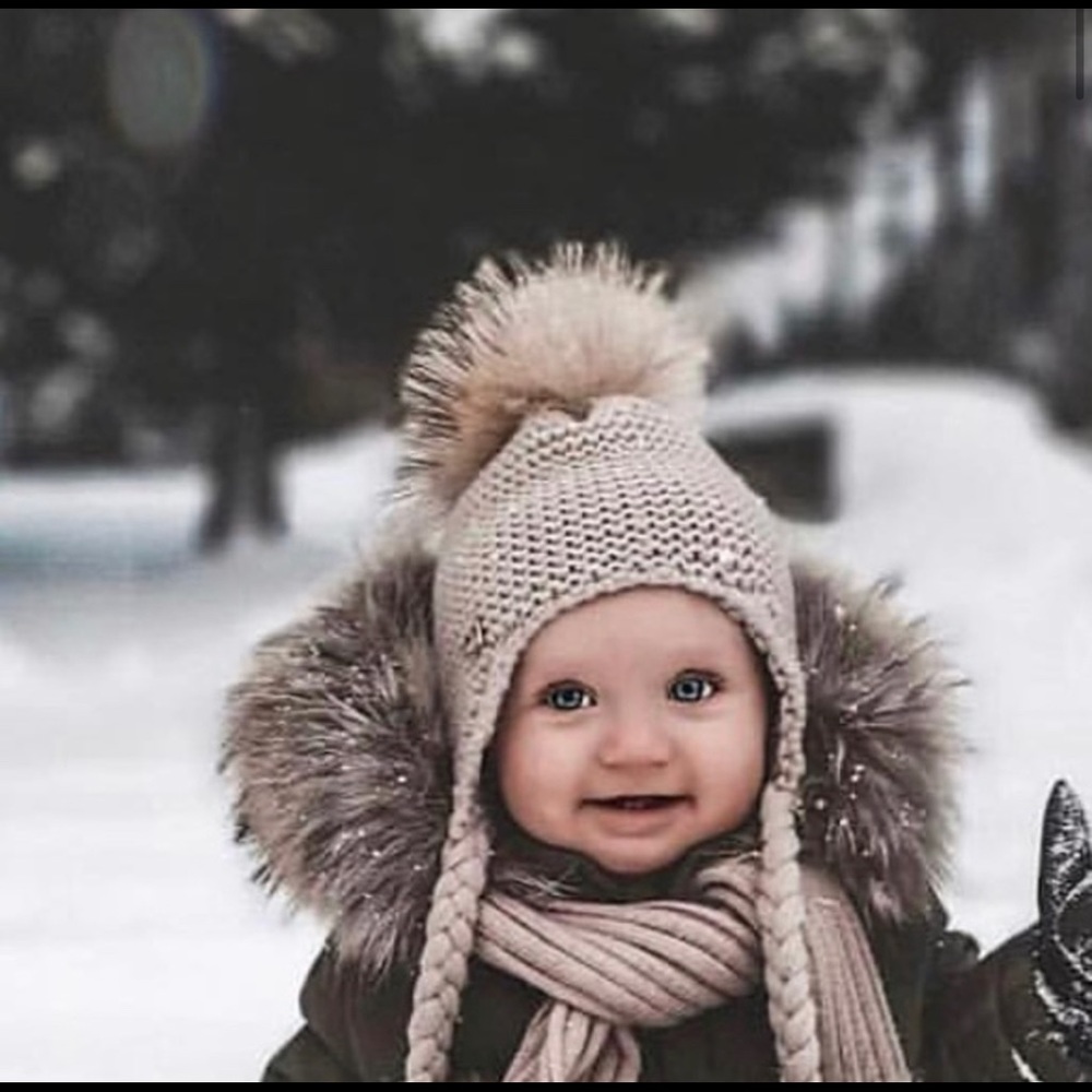 Knit hat w/real raccoon fur Pom